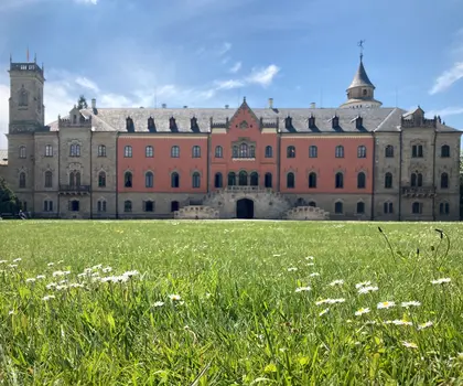 Na Sychrově se můžete těšit na rozšířené prohlídky pro školy a děti, či speciální prohlídky Za obrazy!
