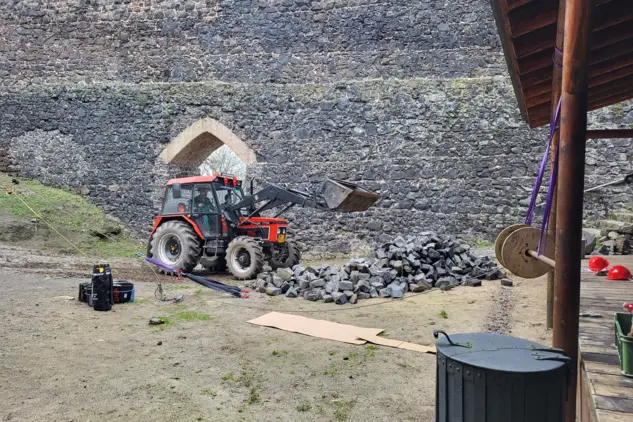 Castle renovation and maintenance - Trosky